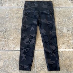 Zyia Active Camo Luxe High Rise Capri Women’s size 4 leggings